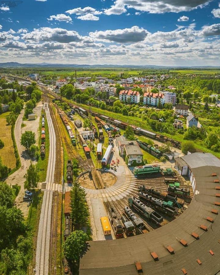 Wagony Sypialne W Muzeum Kolejnictwa Hotel Jaworzyna Slaska Exterior photo